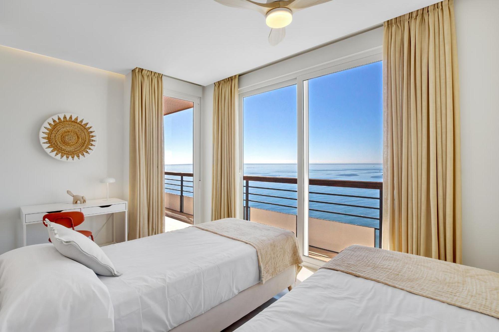 Santa Clara Modern & Exclusive Seafront Apartment Торемолинос Екстериор снимка