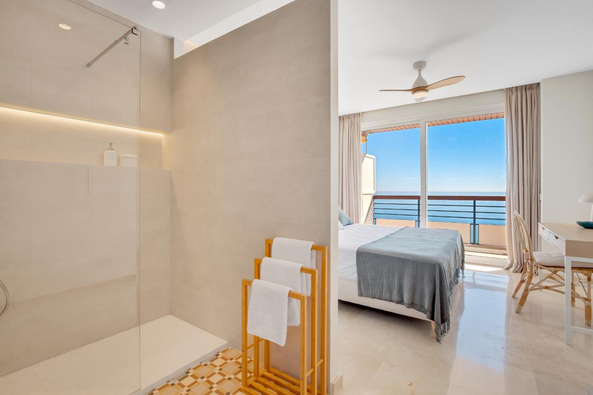 Santa Clara Modern & Exclusive Seafront Apartment Торемолинос Екстериор снимка