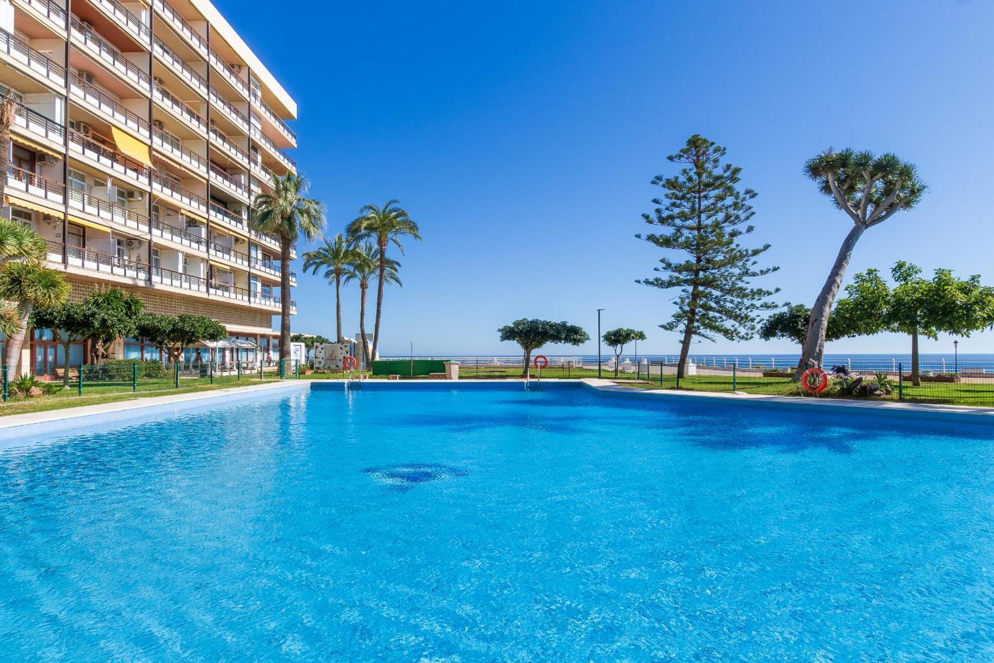 Santa Clara Modern & Exclusive Seafront Apartment Торемолинос Екстериор снимка